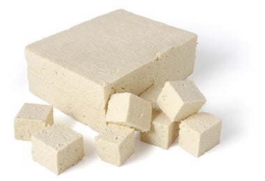 Tofu sólido cortado en cuadros.