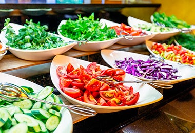 Tomate, cebolla y lechuga preparada con cortador de alimentos. 