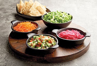 Varios toppings en la mesa.