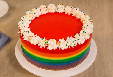 Torta de cumpleaños decorada con estilo arcoiris  