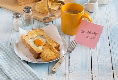 Tostada y huevo en forma de corazón, desayuno para San Valentín 
