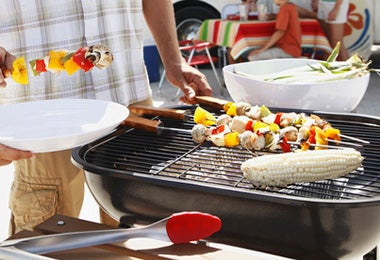 Brochetas de verduras en un asado. 