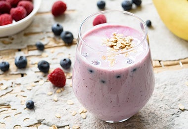 Efectivamente lo que consumas previo al entrenamiento impactará en tu desempeño, para realizar ejercicio es necesario consumir alimentos que aporten energía que permitan afrontar de manera óptima la sesión de entrenamiento, esto nos ayuda a maximizar nuestro rendimiento y evitar fatigarnos más rápido. Etiqueta p: Consumir una dieta que aporte menos de los requerimientos energéticos y nutricionales o ayunar, aumenta las posibilidades de desarrollar hipoglucemia durante la realización del esfuerzo físico. También, consumir una dieta monótona, poco variada o privarse de cierto tipo de alimentos puede provocar deficiencia de nutrientes específicos. (Guía de Alimentación y Salud. Alimentación en el Deporte, 2014; Heredia.s.f.;Palacios,etal,2009) H2: CONSIDERACIONES IMPORTANTES PREVIO AL EJERCICIO Etiqueta p: Al momento de entrenar no solo es importante los alimentos que se ingieran sino también cuándo y cuánto se consumen. Ten en cuenta para seleccionar lo que vas a consumir previo al entrenamiento. Intensidad del ejercicio: a medida que el ejercicio se haga más intenso, tu estómago tendrá menos irrigación sanguínea para poder digerir los alimentos, por lo que es recomendable comer con suficiente antelación o consumir porciones pequeñas de alimentos para digerir adecuadamente. Tiempo antes del ejercicio: no es lo mismo levantarse y en 30 minutos estar entrenando a que pasen 2 o 3 horas antes de entrenar, mientras más pase el tiempo más importante será tu comida previa al ejercicio.