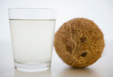 Vaso con agua de coco