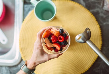 Vaso con frutas frescas listo para comer con babaco para preparar un batido
