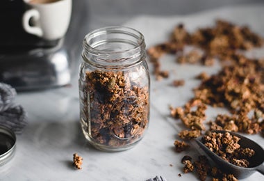 Vaso de vidrio con granola  