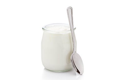  Vaso de yogurt y cuchara alimentos fermentados