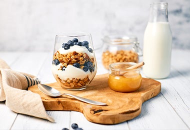 Un vaso de yogurt con miel para tener una alimentación balanceada por el autocuidado