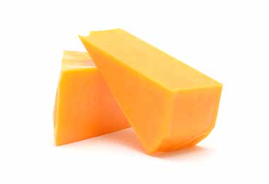 Un queso cortado, un alimento que consumen algunos vegetarianos.