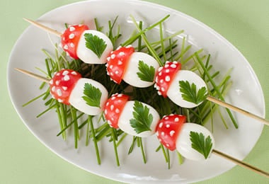 Brochetas de huevo cocido.