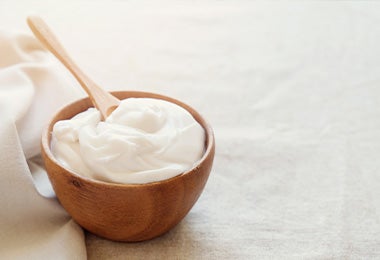 Tazón con yogurt griego natural, ingrediente clave del Tzatziki