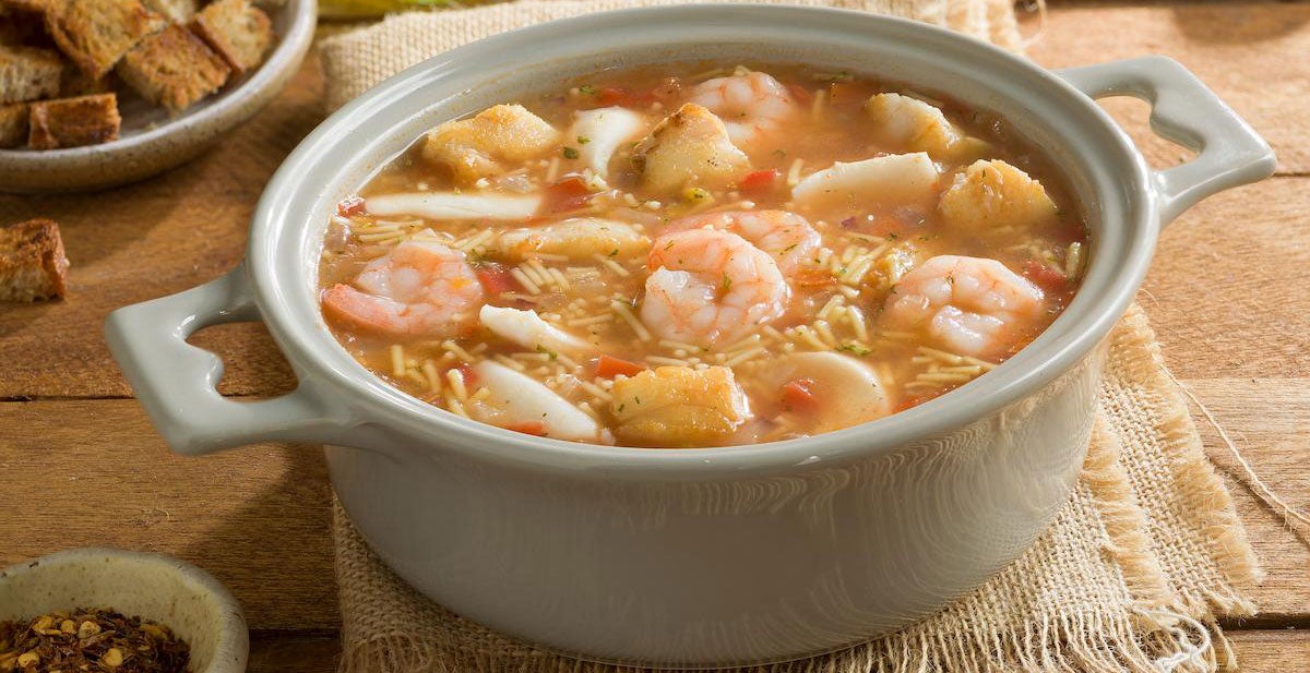 Sopa de mariscos con fideo