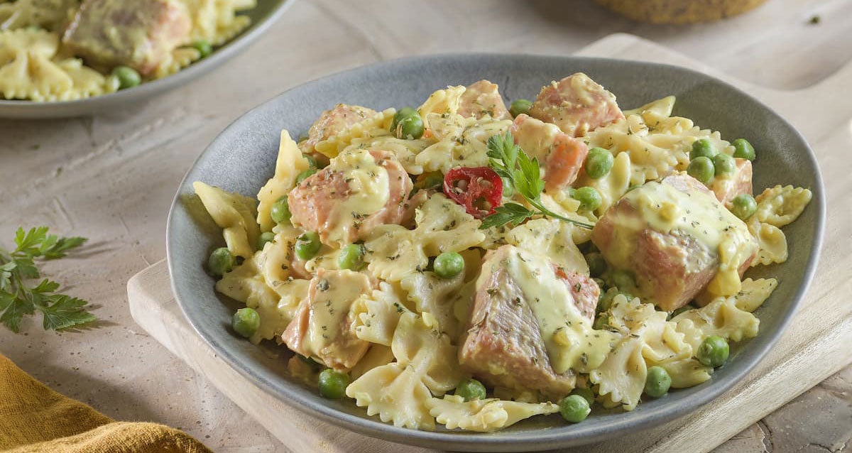 Farfalle con salmón y salsa de mostaza, hinojo y estragón