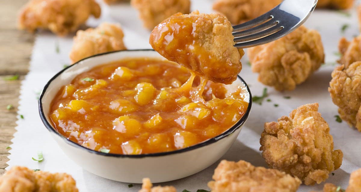 Nuggets de Pollo con Chutney de Mango y Salsa de Tomate