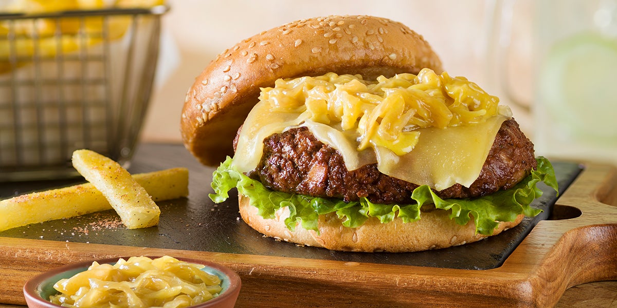 Hamburguesa con cebollas caramelizadas a la miel mostaza.