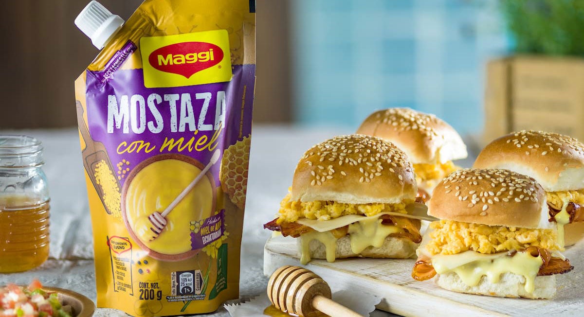 Mini sánduches de huevo con tocino caramelizado en mostaza con miel