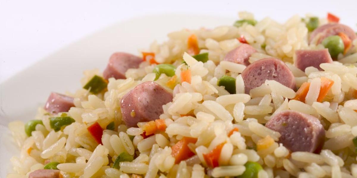 Comidas saludables con arroz y salchicha