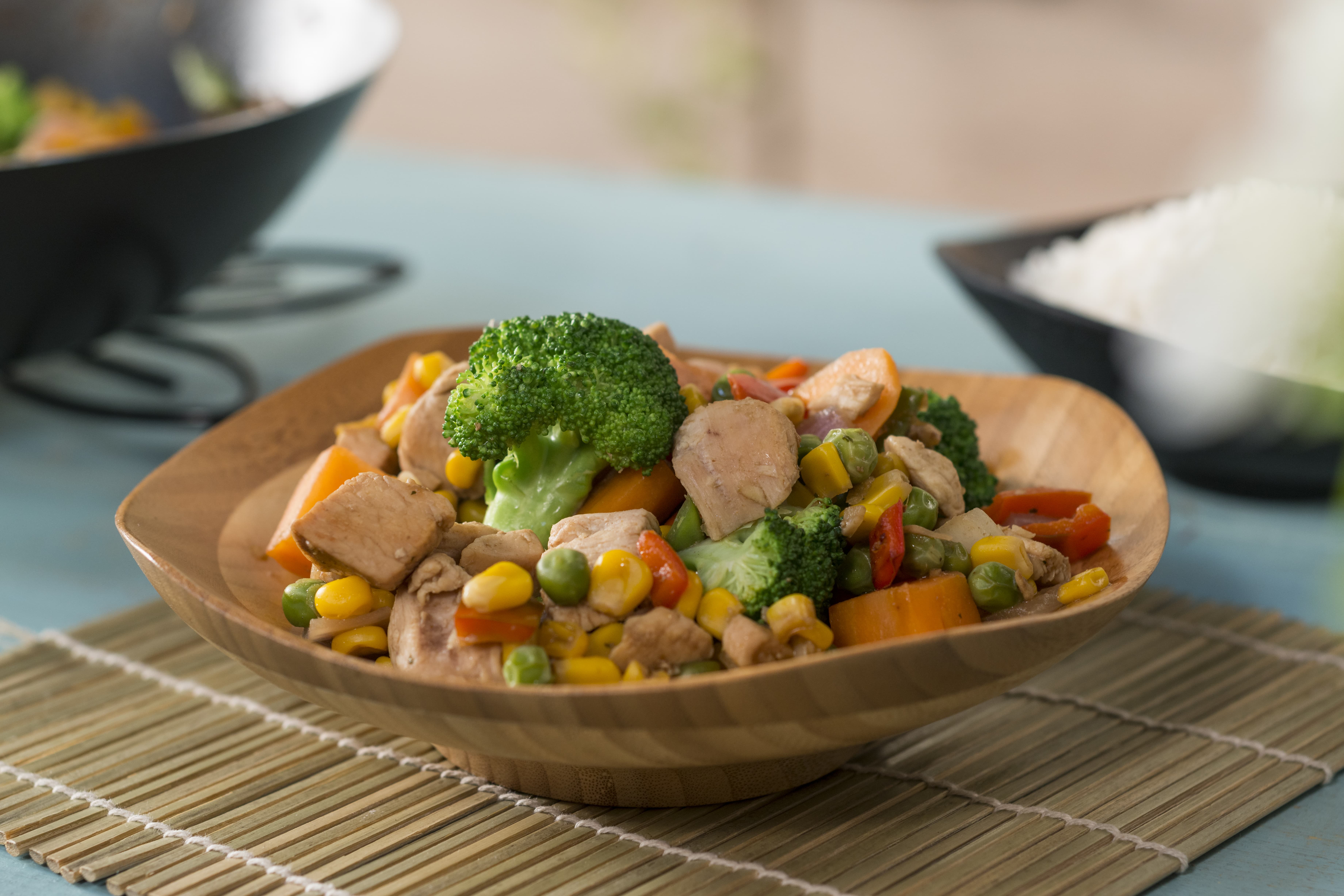 Pollo al wok con vegetales