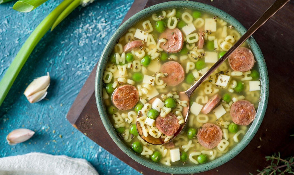 Caldo de salchicha con letras para niños - Receta divertida