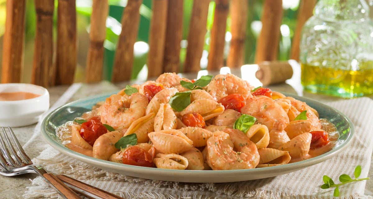 Conchitas cremosas al tomate y camarón | Recetas Nestlé