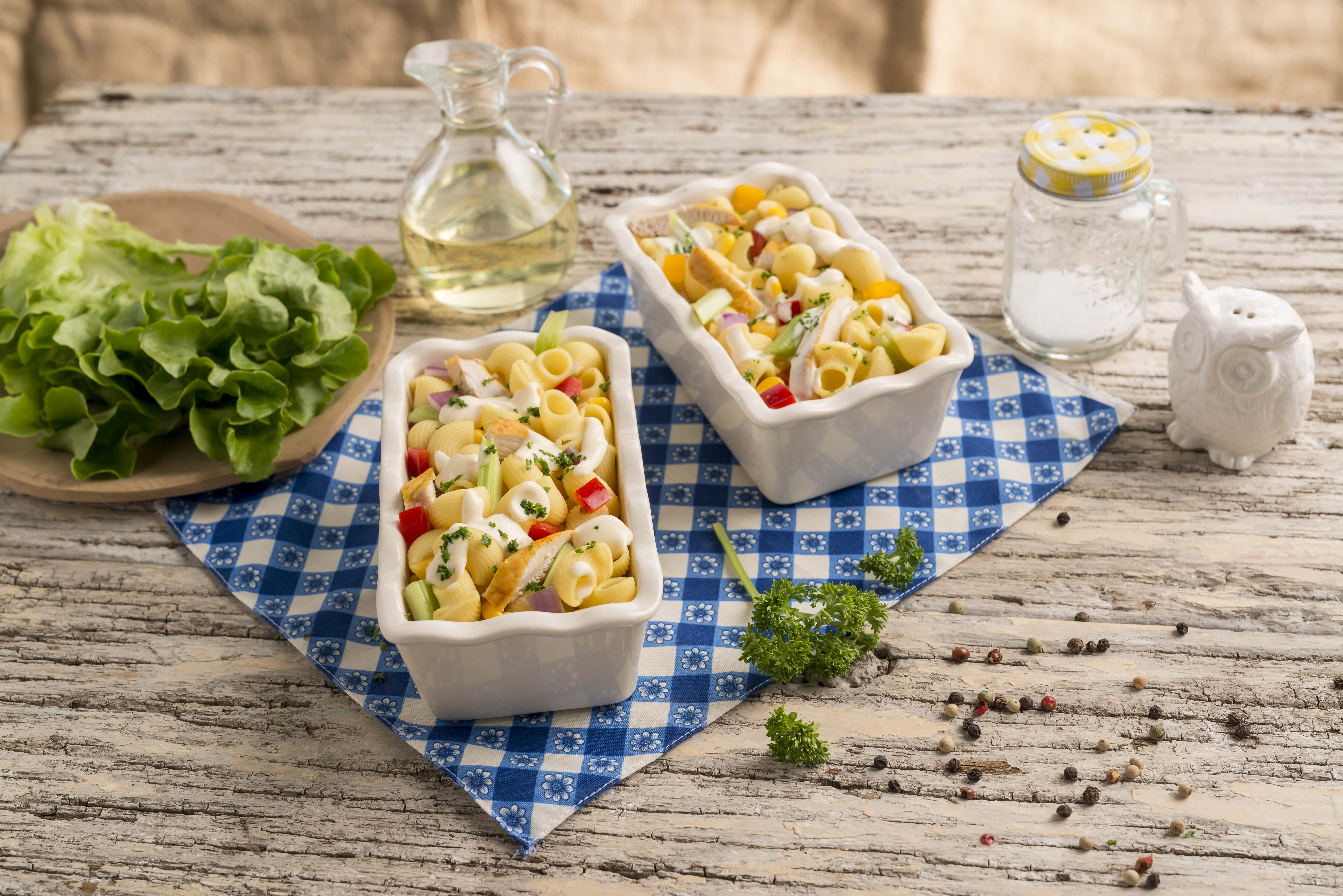 Ensalada de pasta con pollo y vegetales