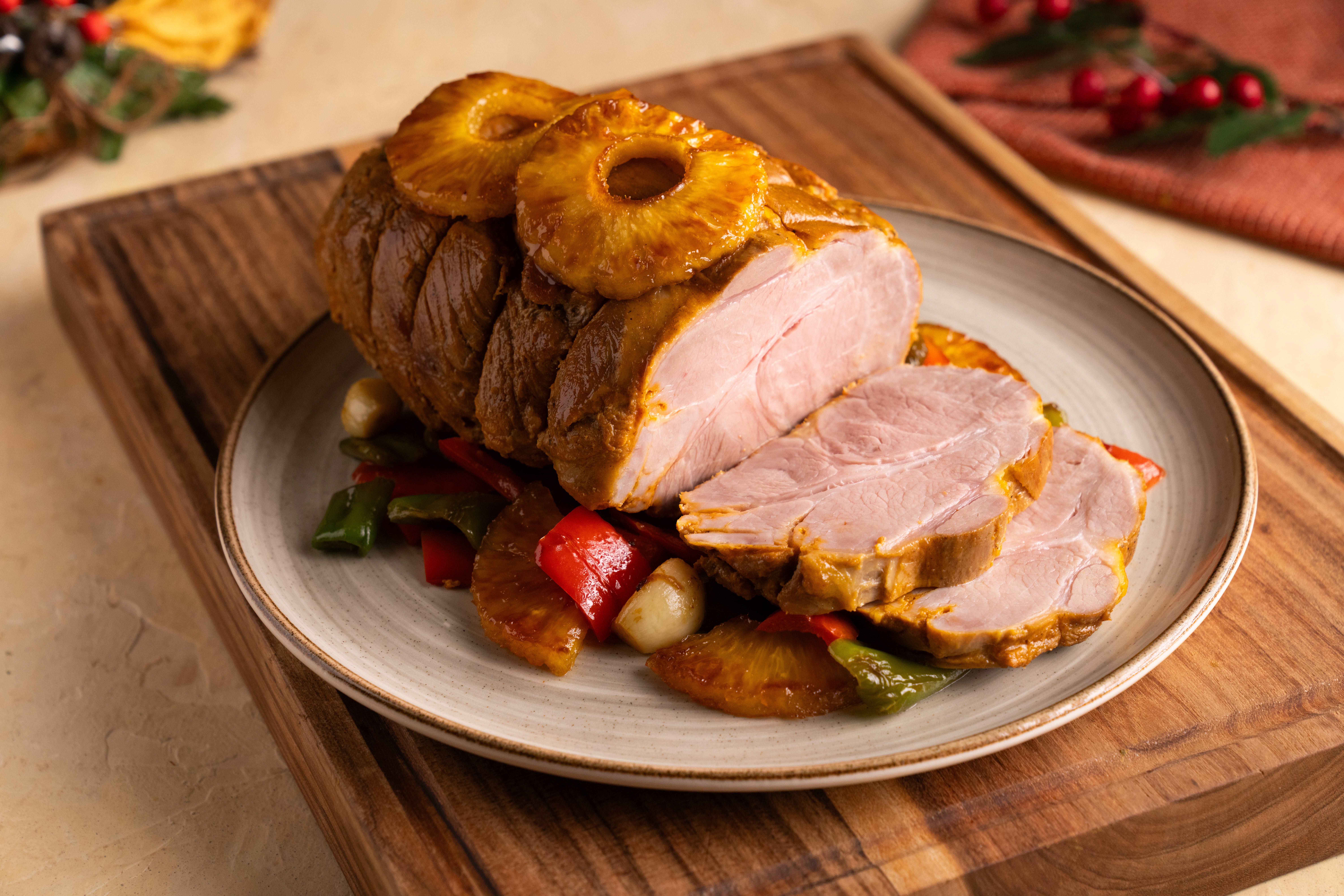 Pernil Navideño glaceado con piña