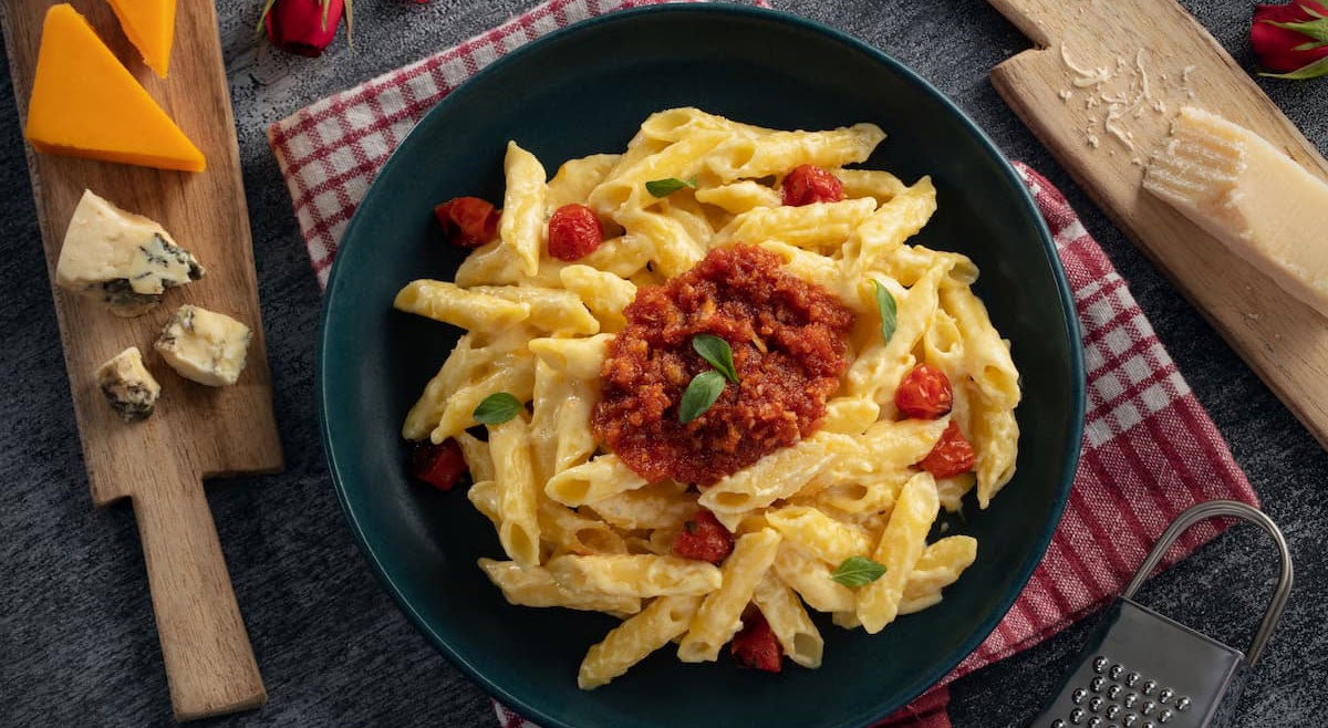 Pasta a los 4 Quesos sin Gluten con Pesto Rojo.