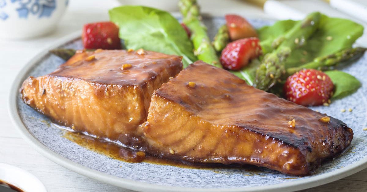 Salmón glaseado al BBQ con espárragos salteados y fresas al balsámico