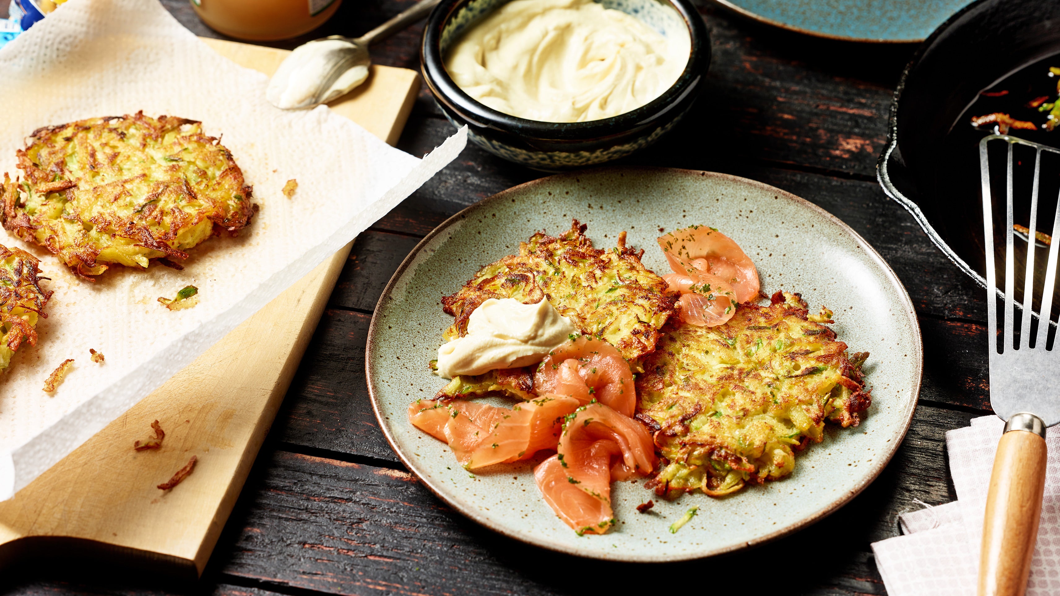 Rösti de patatas, espárragos blancos y verdes con salmón.