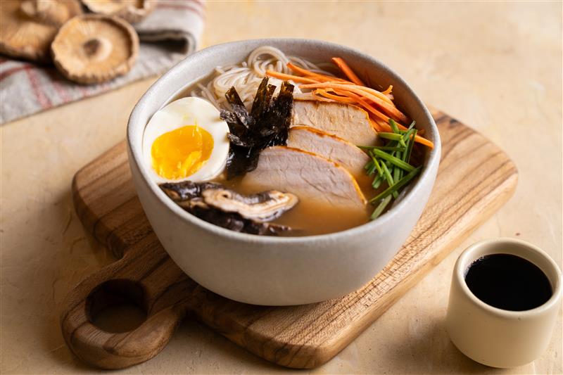 Ramen casero con cerdo alto en proteína