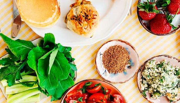 Mesa con diferentes preparaciones de desayuno 