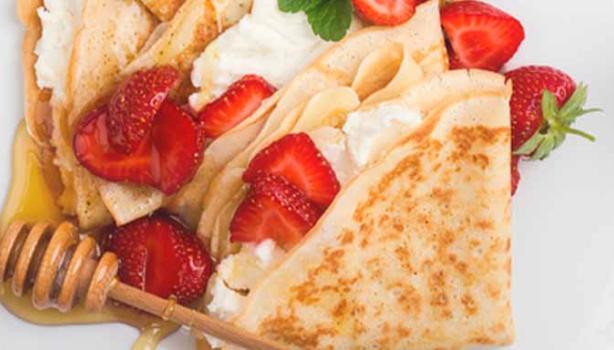 Desayuno crepe con fresas y miel