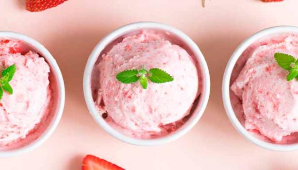 Vaso con helado de frutilla