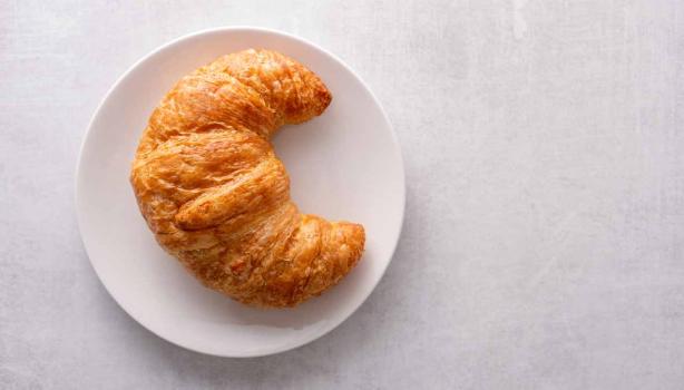 Un croissant clásico, sin relleno.