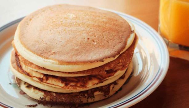 Una pila de pancakes balanceados.