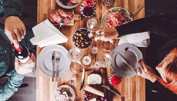 Los jamones y las tapas son típicos de la comida española.