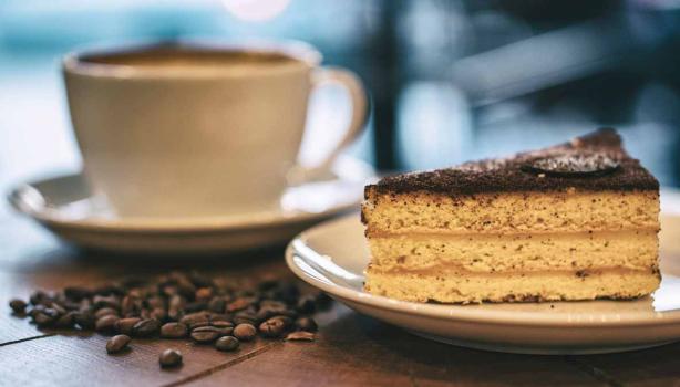 Una crema para rellenar en con una torta de café.