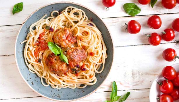 Plato de pasta con albóndigas caseras 