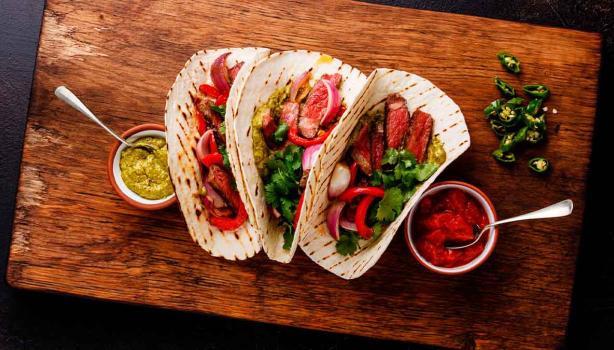Tacos mexicanos con salsas para compartir 