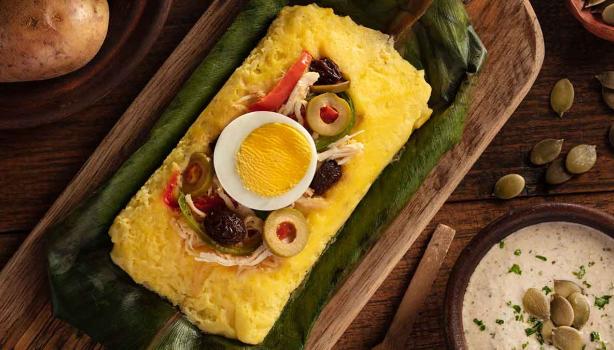 Plato con tamales dulces y salados envuelto en hoja de choclo  