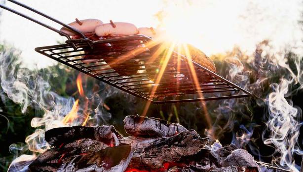 Salchichas cocinadas a la leña