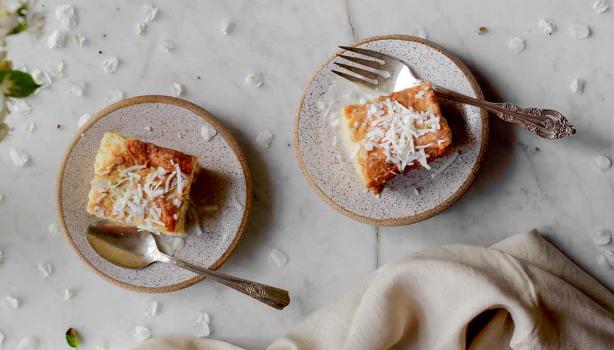 Dos porciones de un pastel sencillo con ralladura de coco.