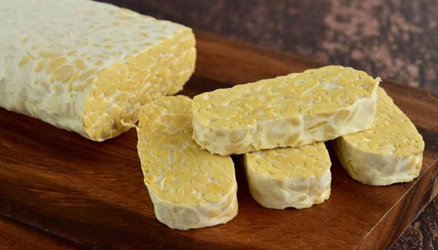 Tempeh, una carne vegetal, sobre una mesa de madera.