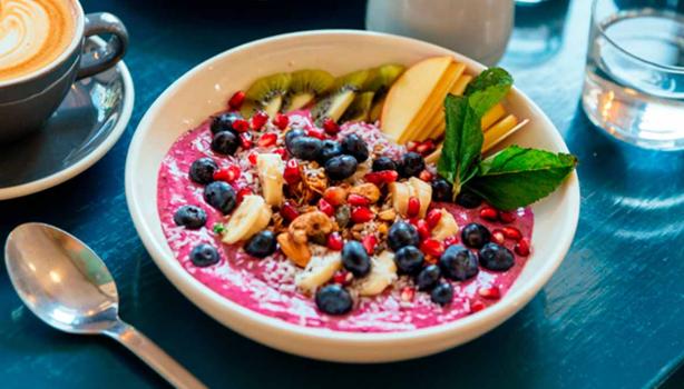 Desayuno con bowl de frutas con acaí  