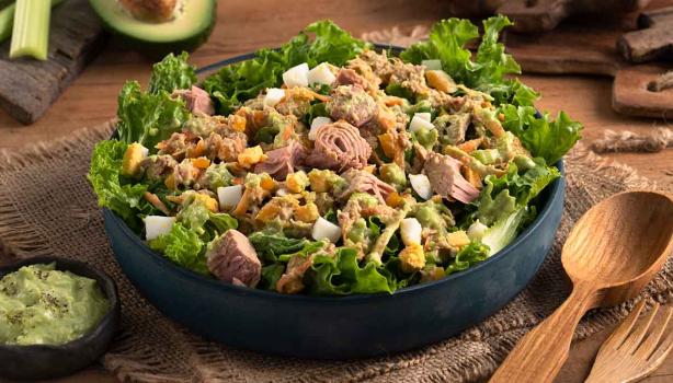 Ensalada de lechuga y huevo con atún en lata, una receta muy popular