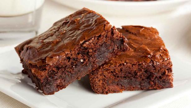 Dos brownies sobre un plato blanco, una de las recetas con chocolate más famosas. 