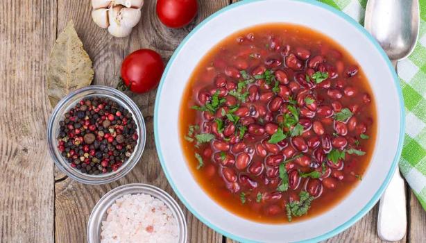  Plato con frijoles fréjoles, uno de los alimentos enlatados más comunes.