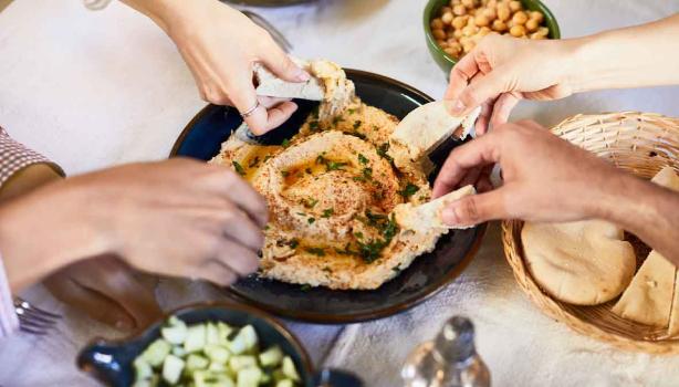 El hummus es una comida árabe muy popular