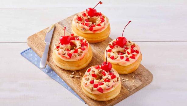 Donas decoradas con cerezas frescas