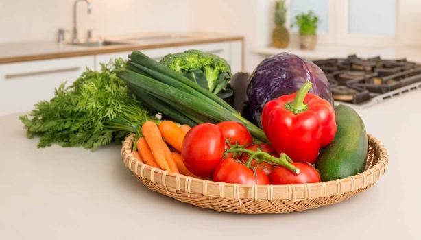Diferentes vegetales en canasto de cocina clasificación alimentos 